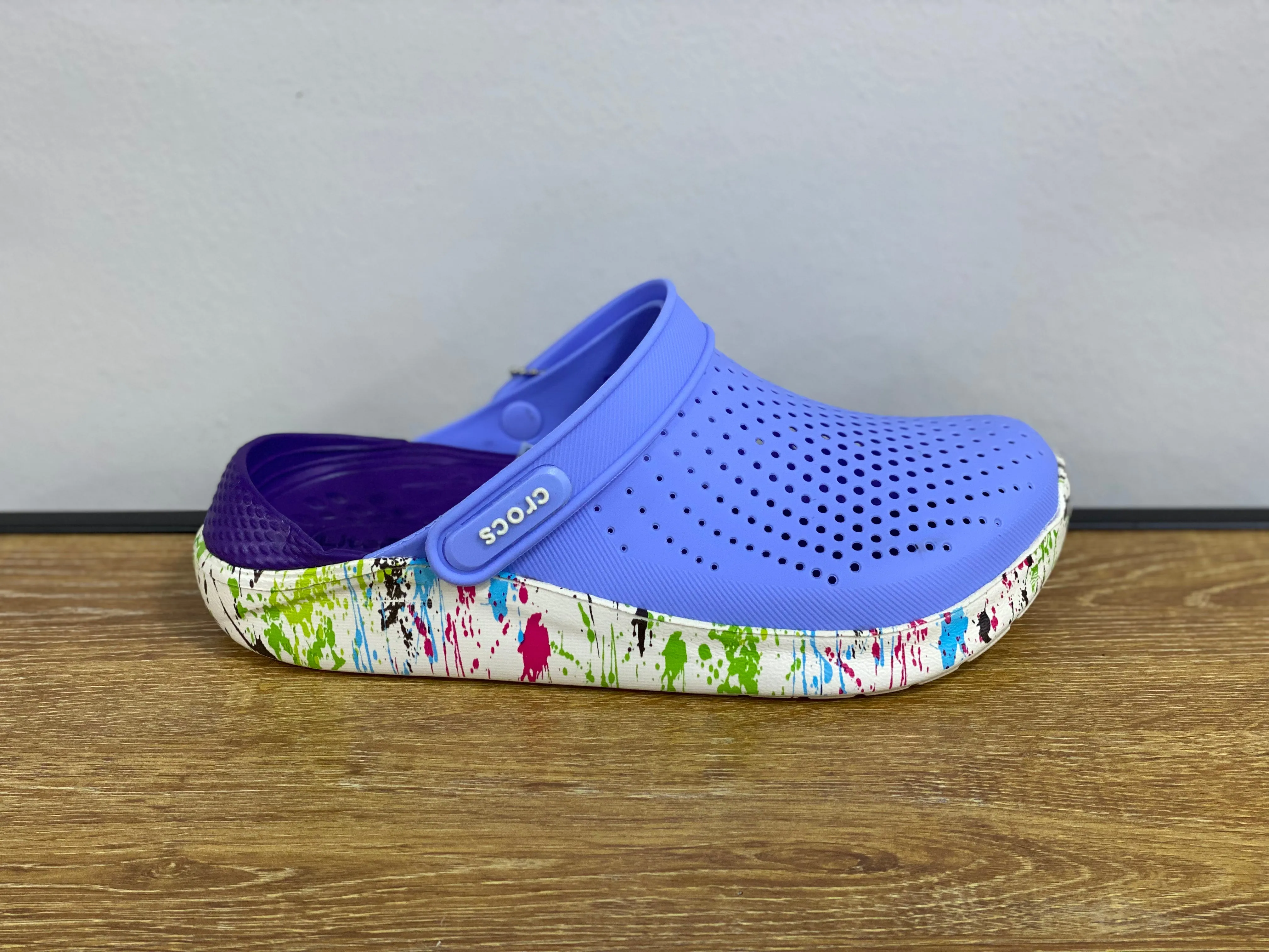 CROCS Bleu et violet et blanc moucheté