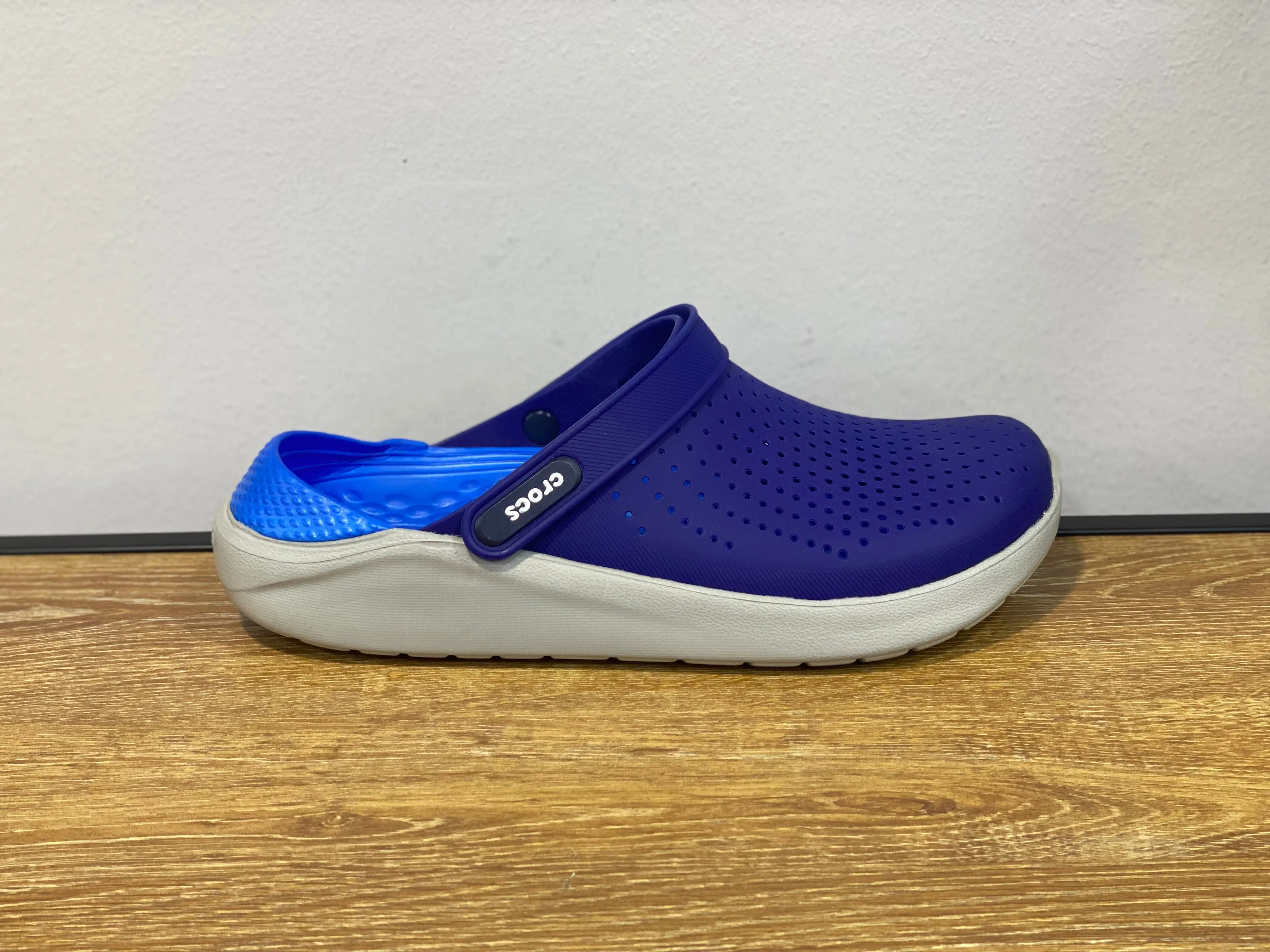 CROCS bleu foncée et bleu clair et gris