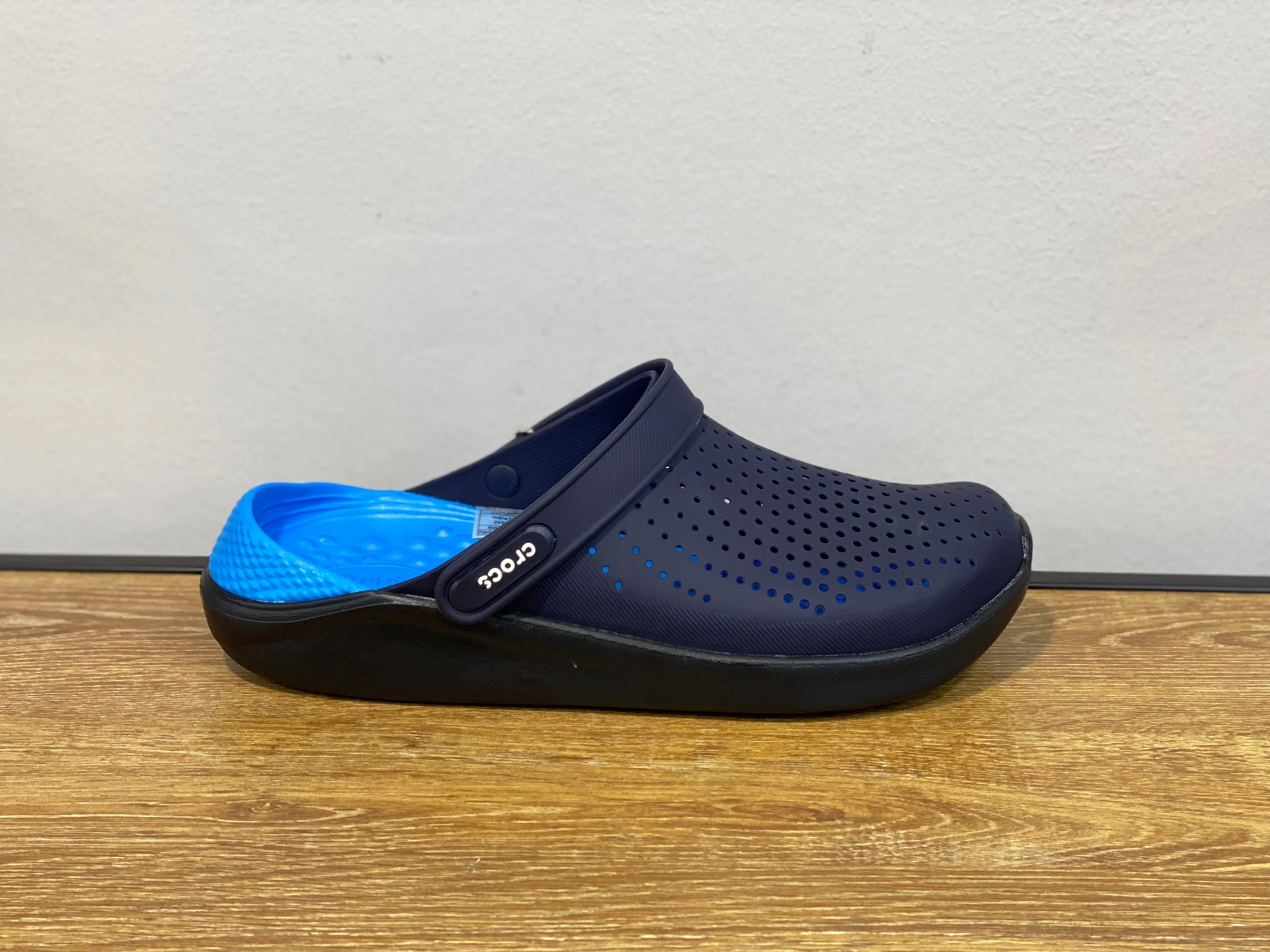 crocs bleu nuit / bleu ciel / noir