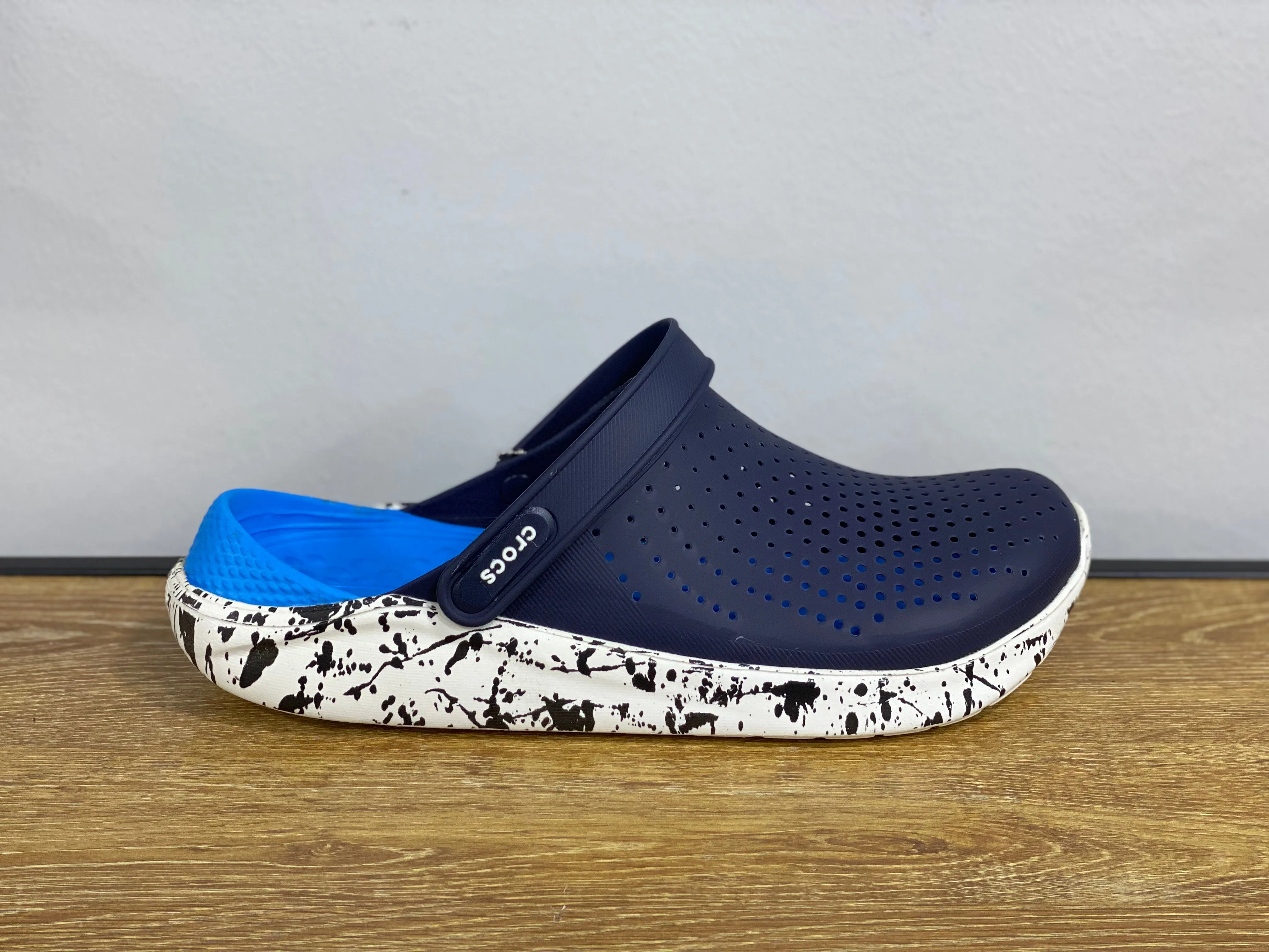 CROCS Bleu nuit et bleu ciel et blanc mouchetée