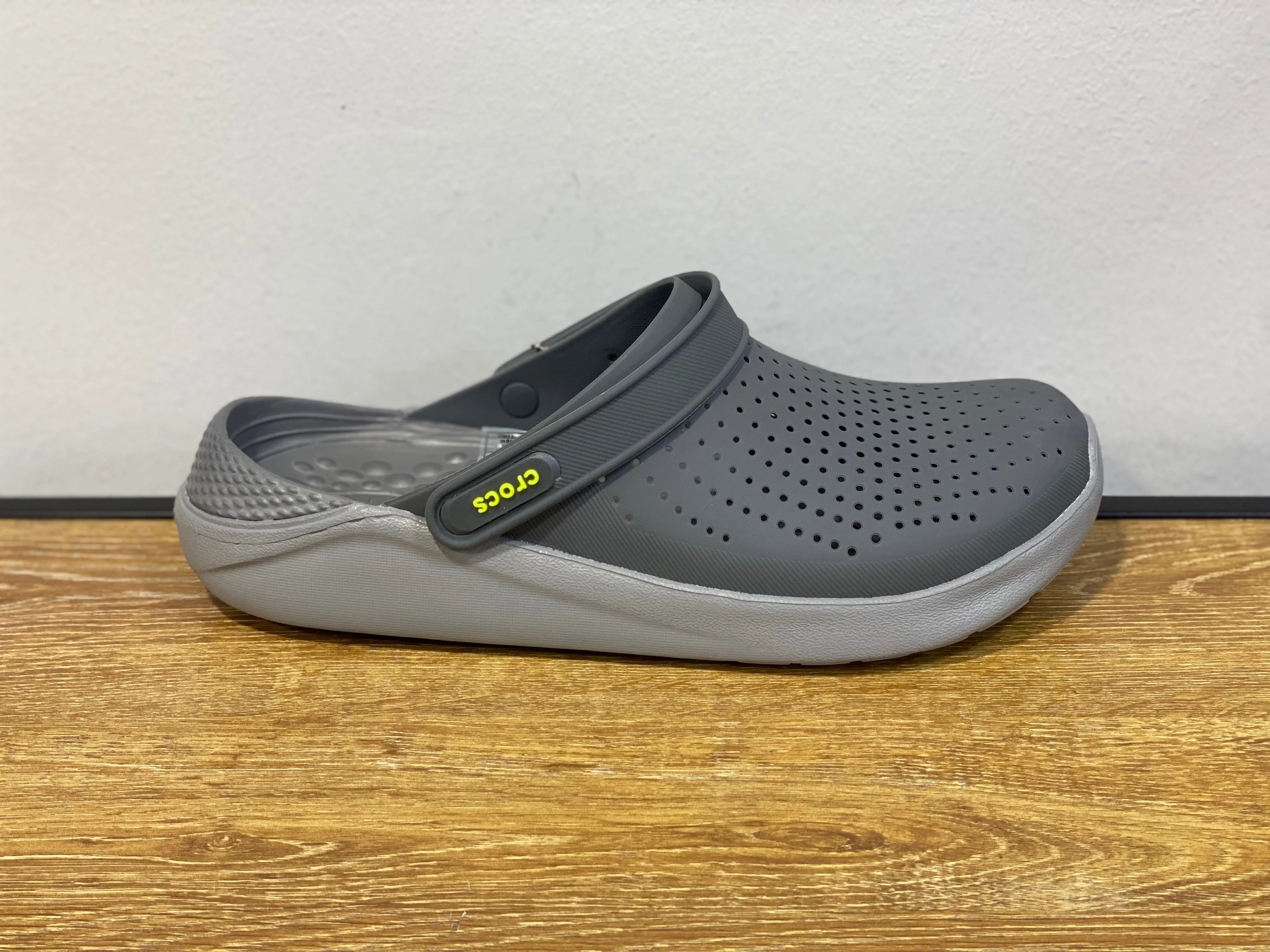 CROCS gris foncé et gris clair avec logo jaune