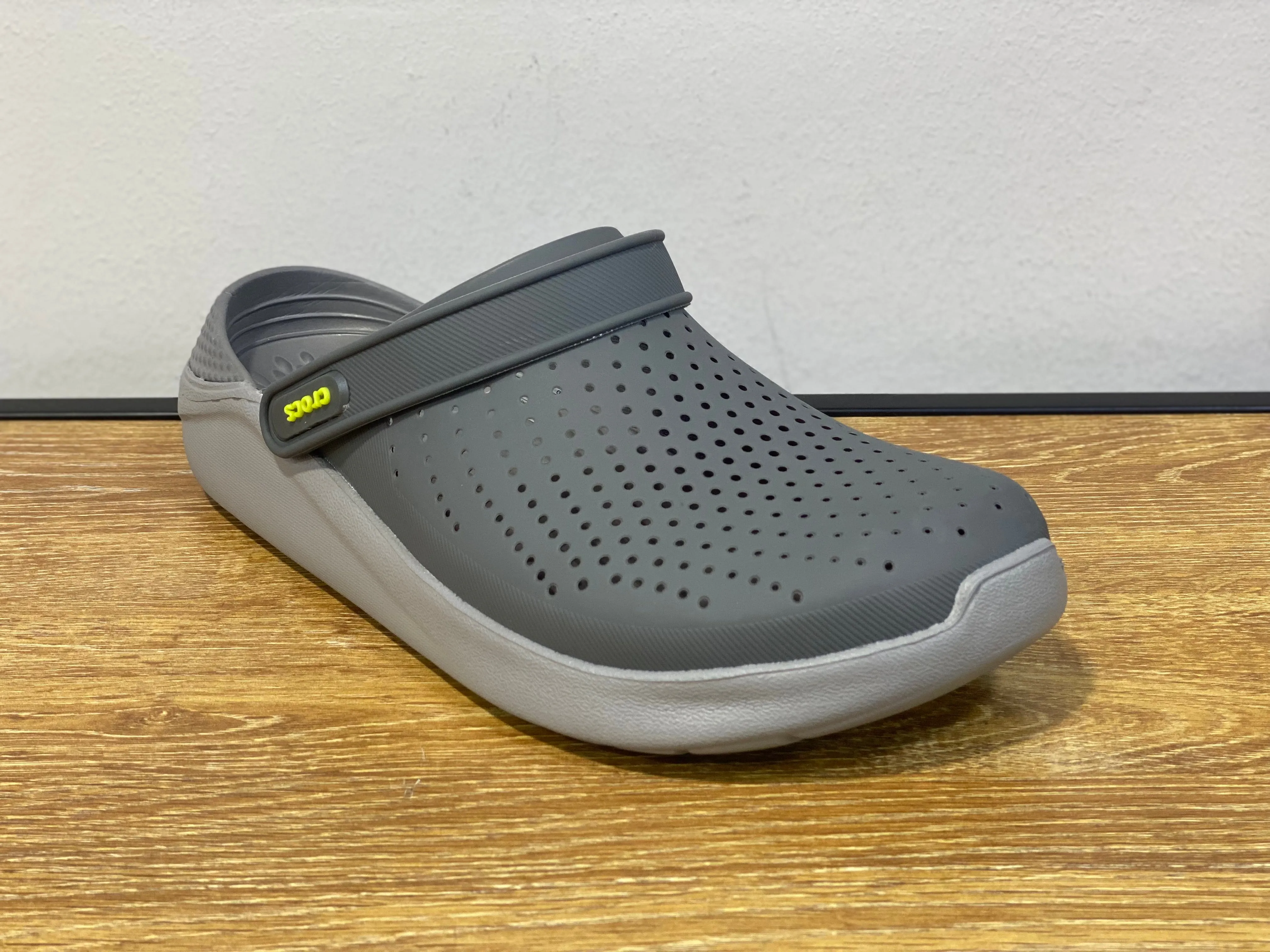 CROCS gris foncé et gris clair avec logo jaune