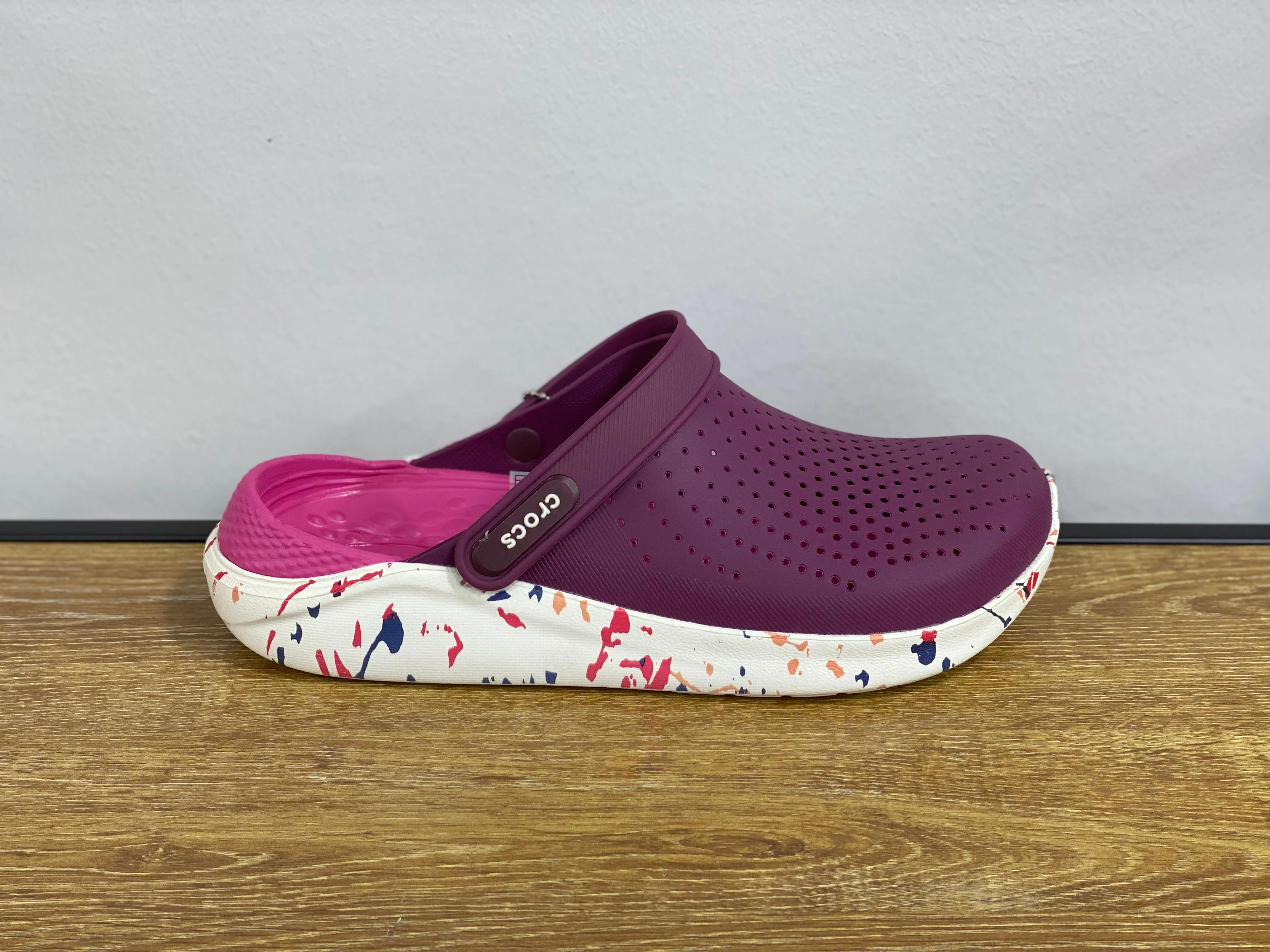 CROCS mauve et rose et blanc moucheté