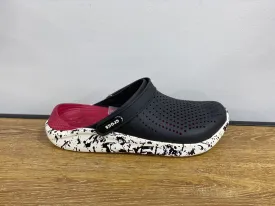 CROCS noire et rouge et blanc mouchetée